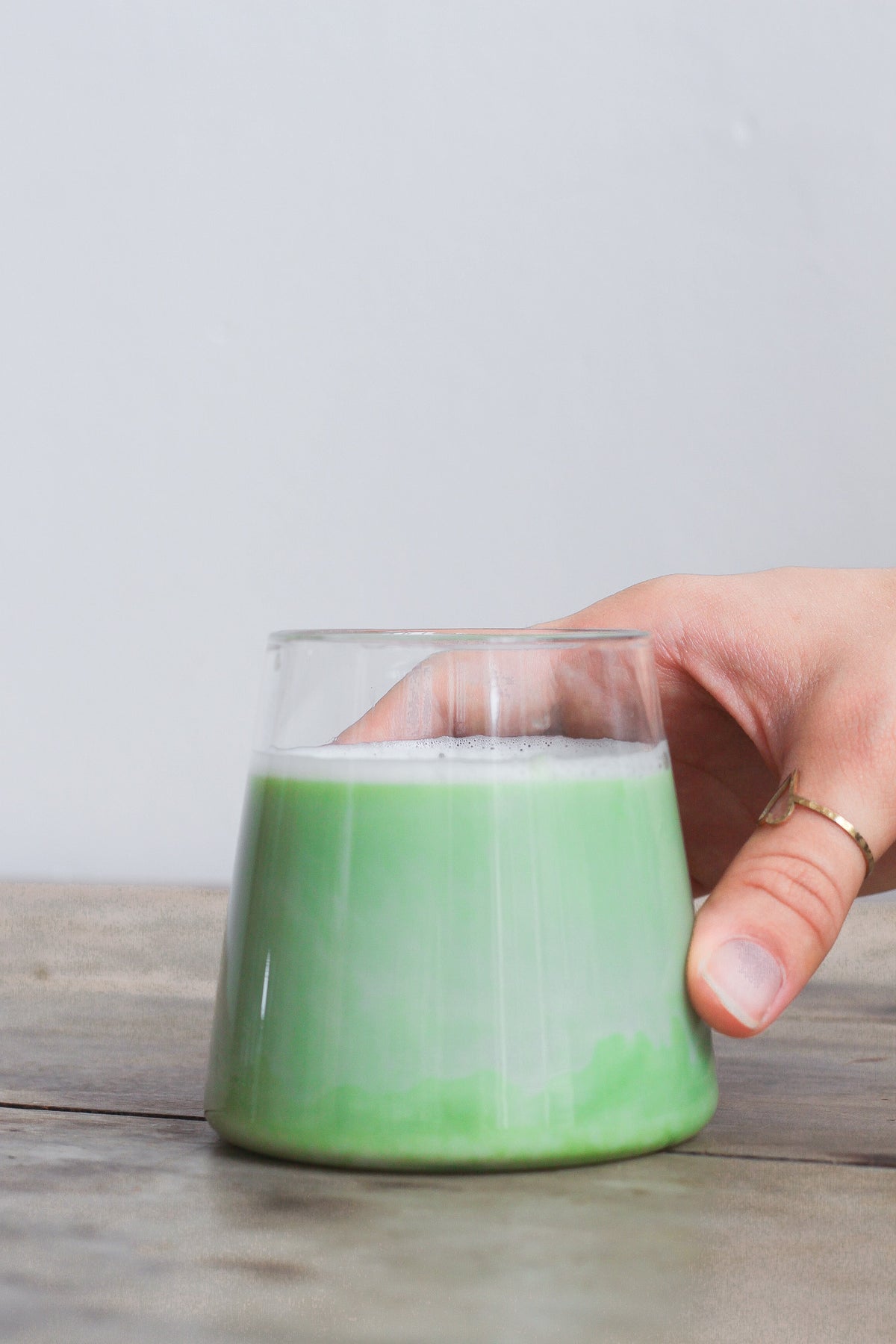 Gros plan sur un verre de matcha latte