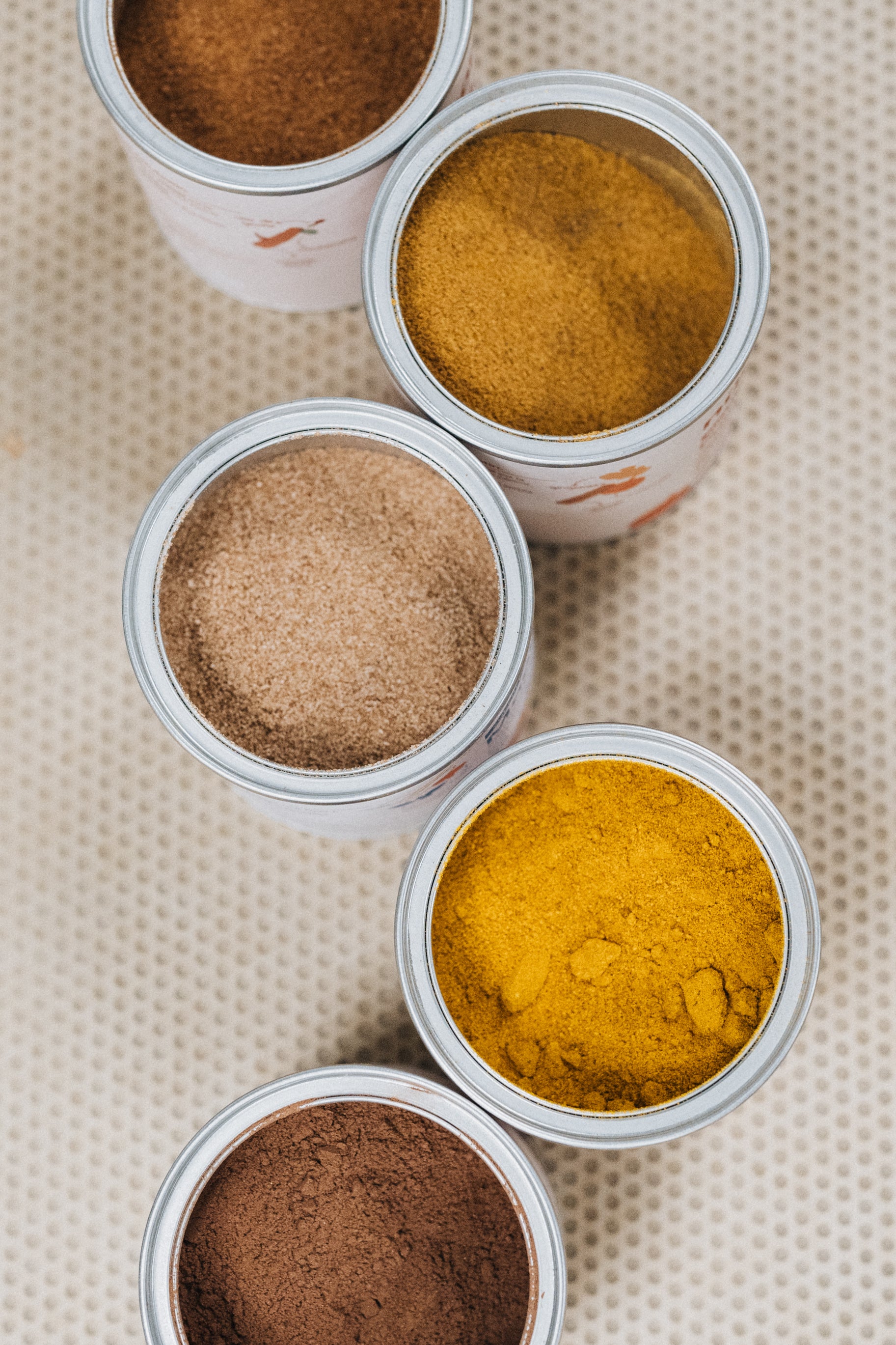 Gros plans sur les poudres bio colorées pour boissons instantanées nümorning, vues du dessus