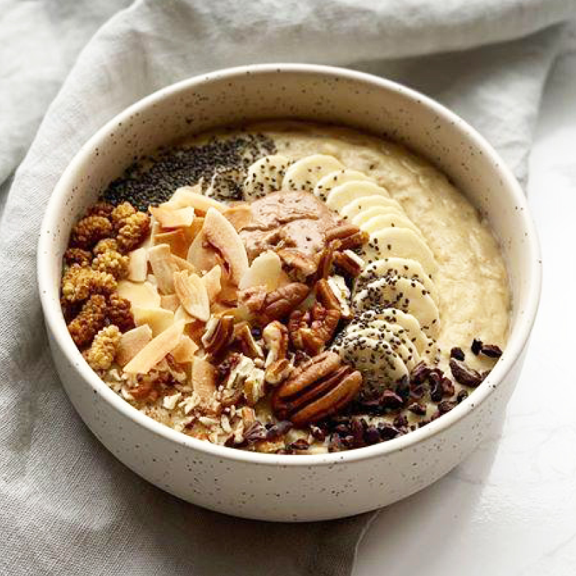 Bol de porridge bio vanille nümorning Almond Bliss avec banane, graines et beurre de cacahuète