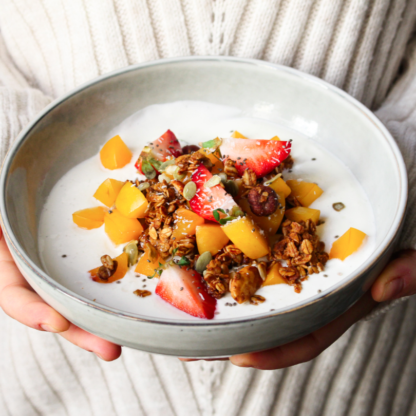 Bol de granola bio nümorning avec fruits et yaourt pour un petit-déjeuner sain après la grossesse