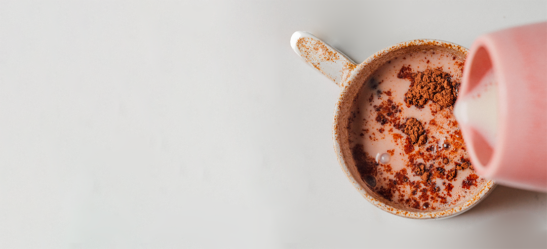 Préparation d’une boisson instantanée bio et peu sucrée nümorning dans une tasse