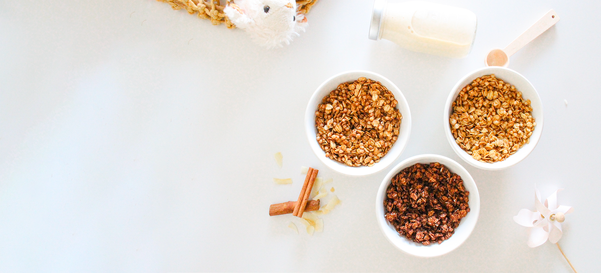 Trois bols de céréales bio pour enfants nümorning avec lait végétal pour le petit-déjeuner