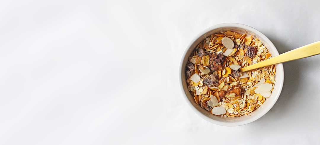 Bol de muesli protéiné aux flocons d'avoine, noix et fruits secs pour le petit-déjeuner