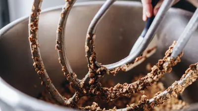 Préparation artisanale de granola bio dans un mélangeur professionnel