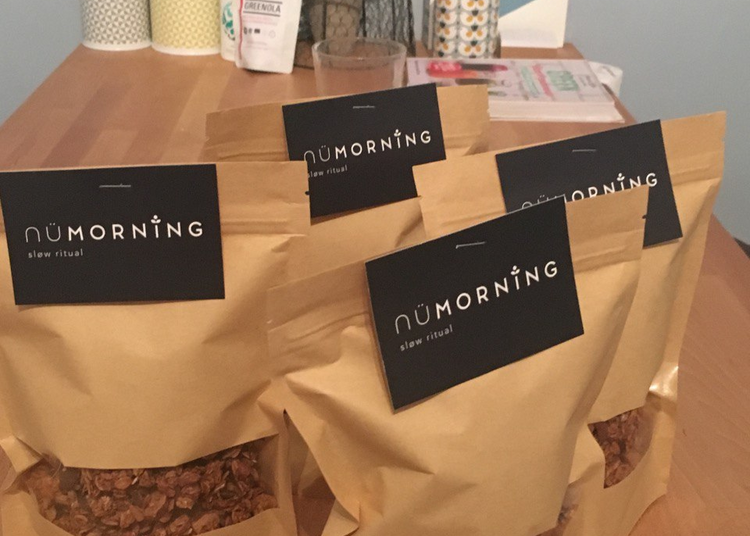 Premiers sachets de granola nümorning avec étiquettes noires artisanales, posés sur une table