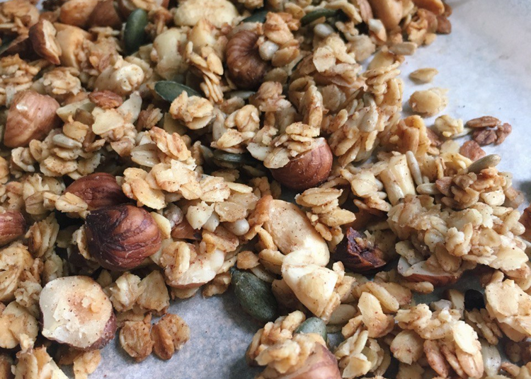 Gros plan sur du granola bio nümorning aux noisettes et aux amandes
