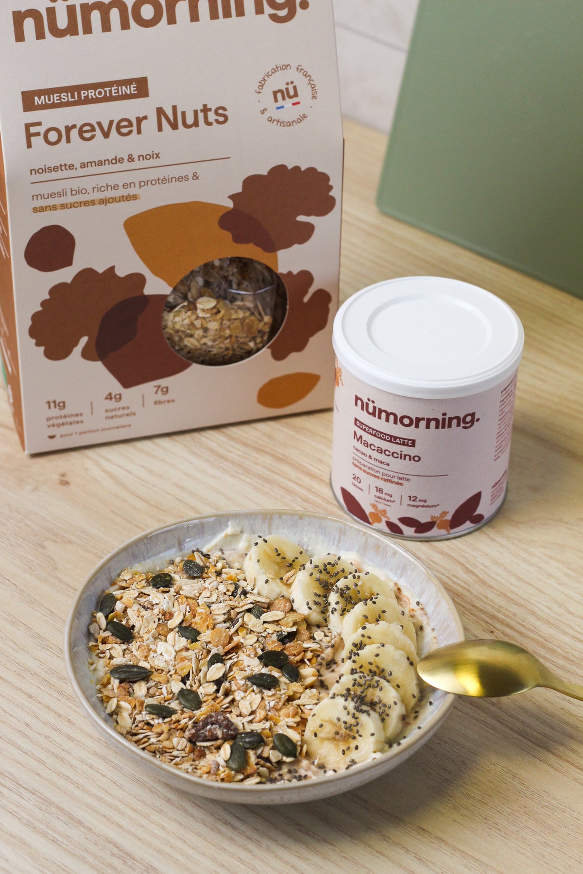 Gros plan sur un muesli bowl à la banane et au beurre de cacahuète, avec des graines de courge