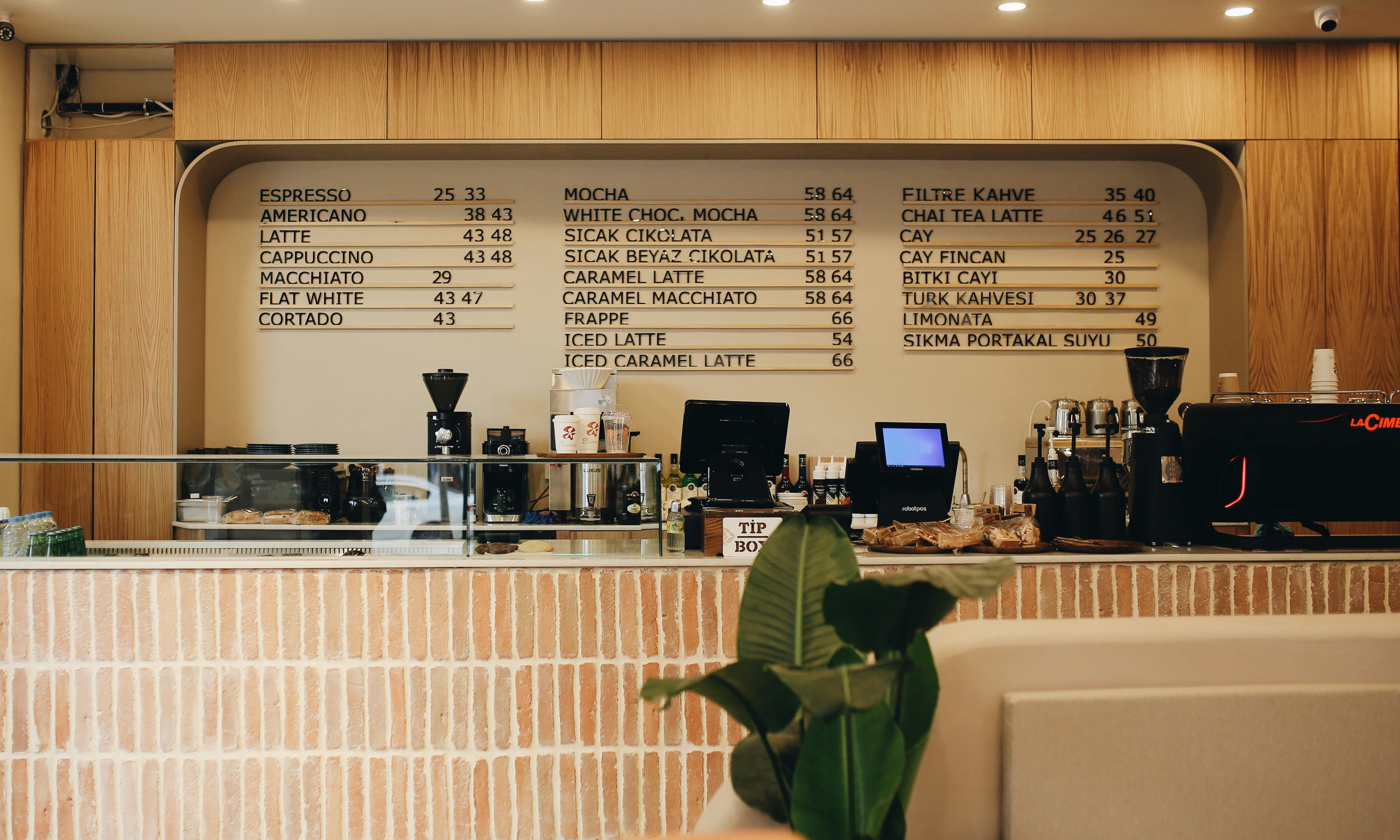 Comptoir de café professionnel avec carte des boissons