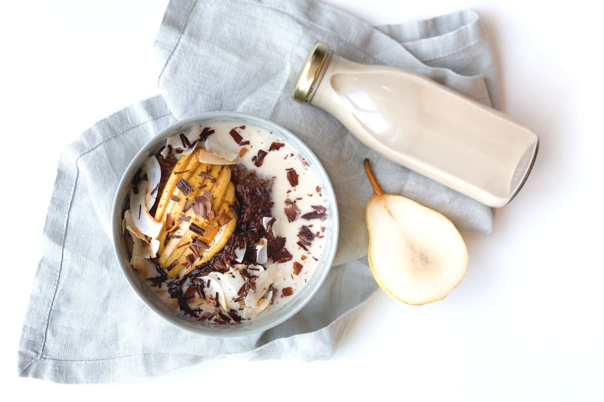 Bol de porridge avec des éclats de chocolat et des copeaux de noix de coco pour le petit-déjeuner