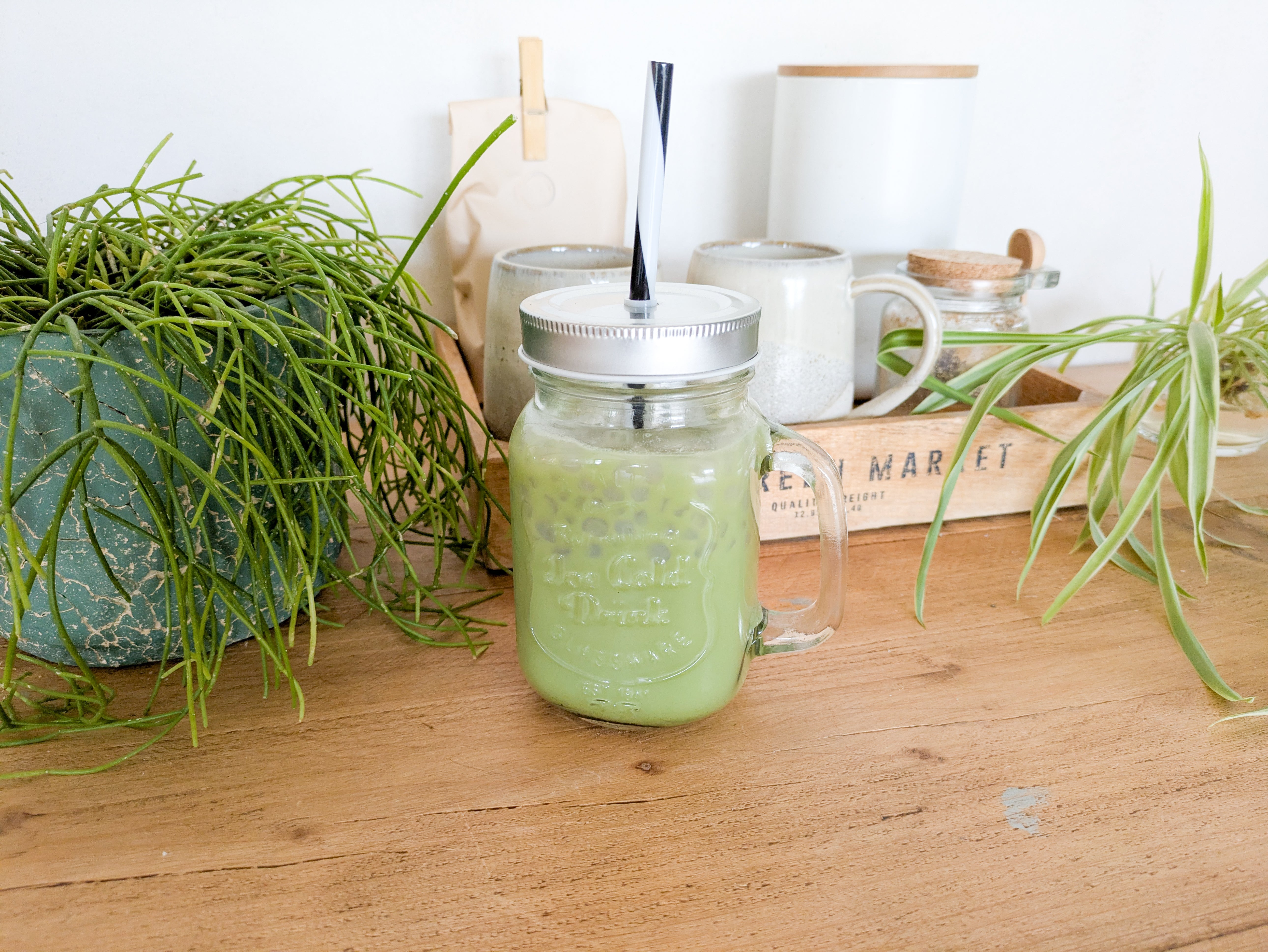 Bubble tea au thé matcha avec une paille