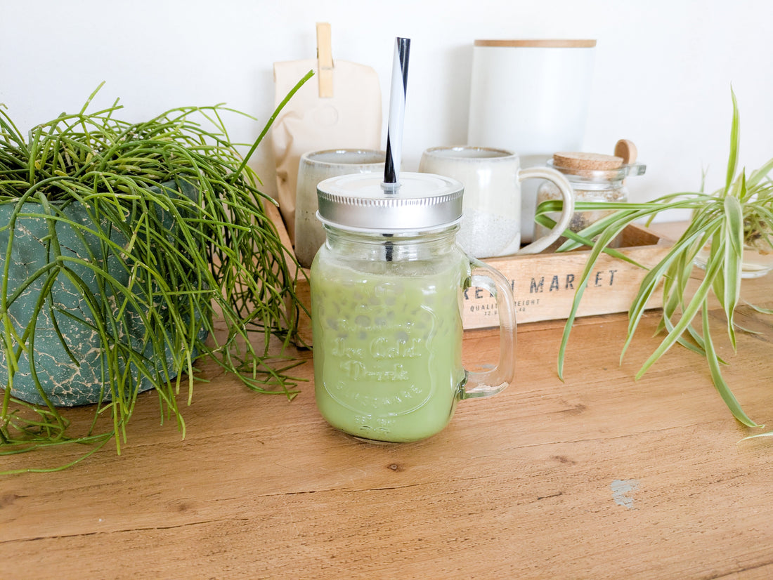 Bubble tea au thé matcha avec une paille