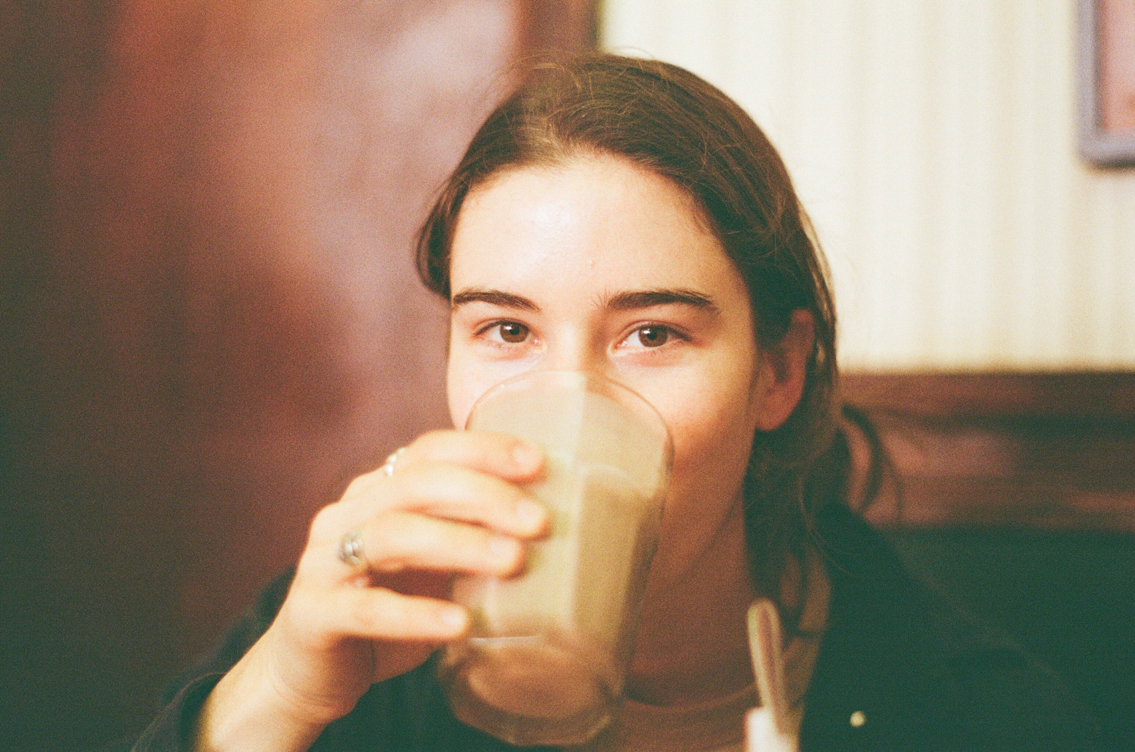 Jeune femme en train de boire un chaï latte Image