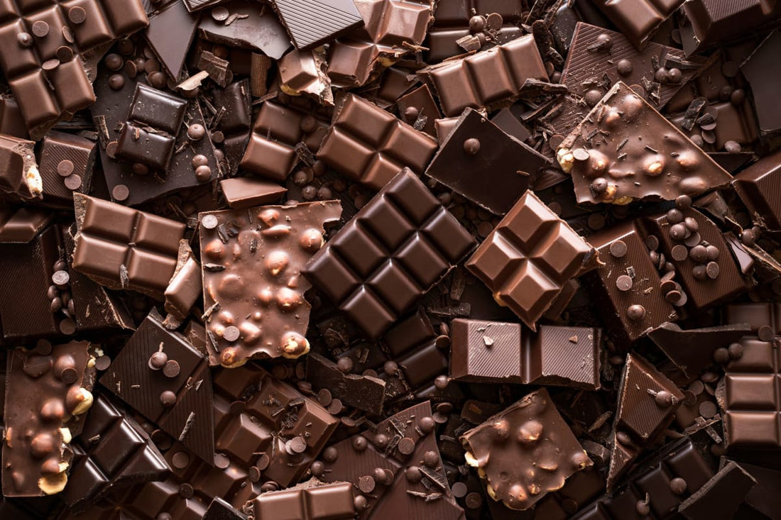 Gros plan sur des tablettes de chocolat noir pour illustrer la question "quel chocolat noir choisir"