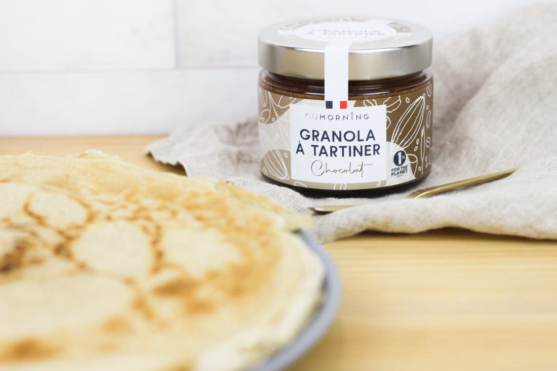 Crêpes vegan et sans gluten sur une assiette, avec un pot de pâte à tartiner