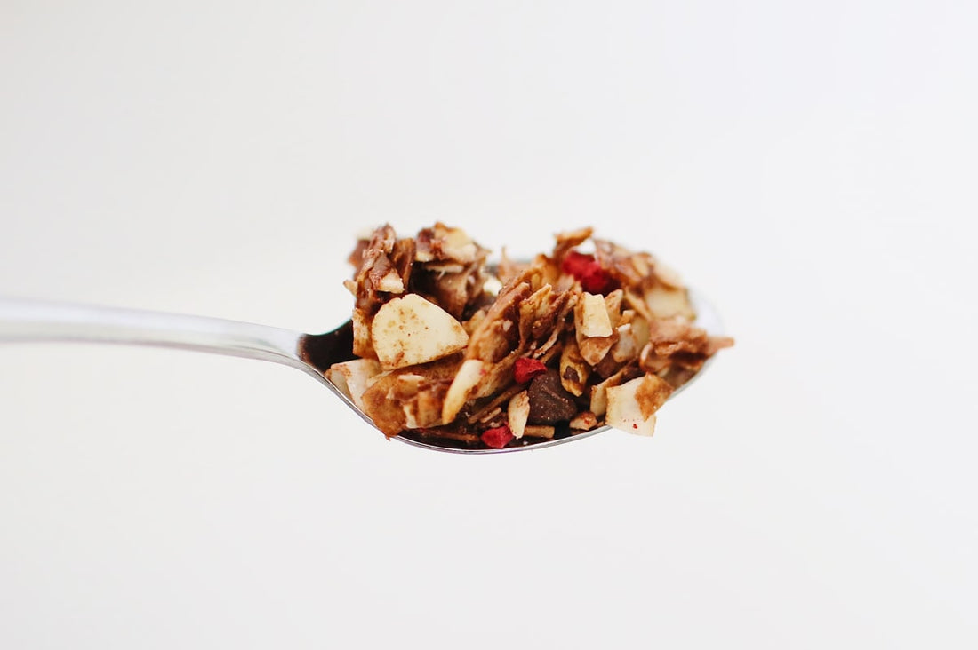 Cuillère de granola avec des morceaux de pomme et des éclats d'amandes