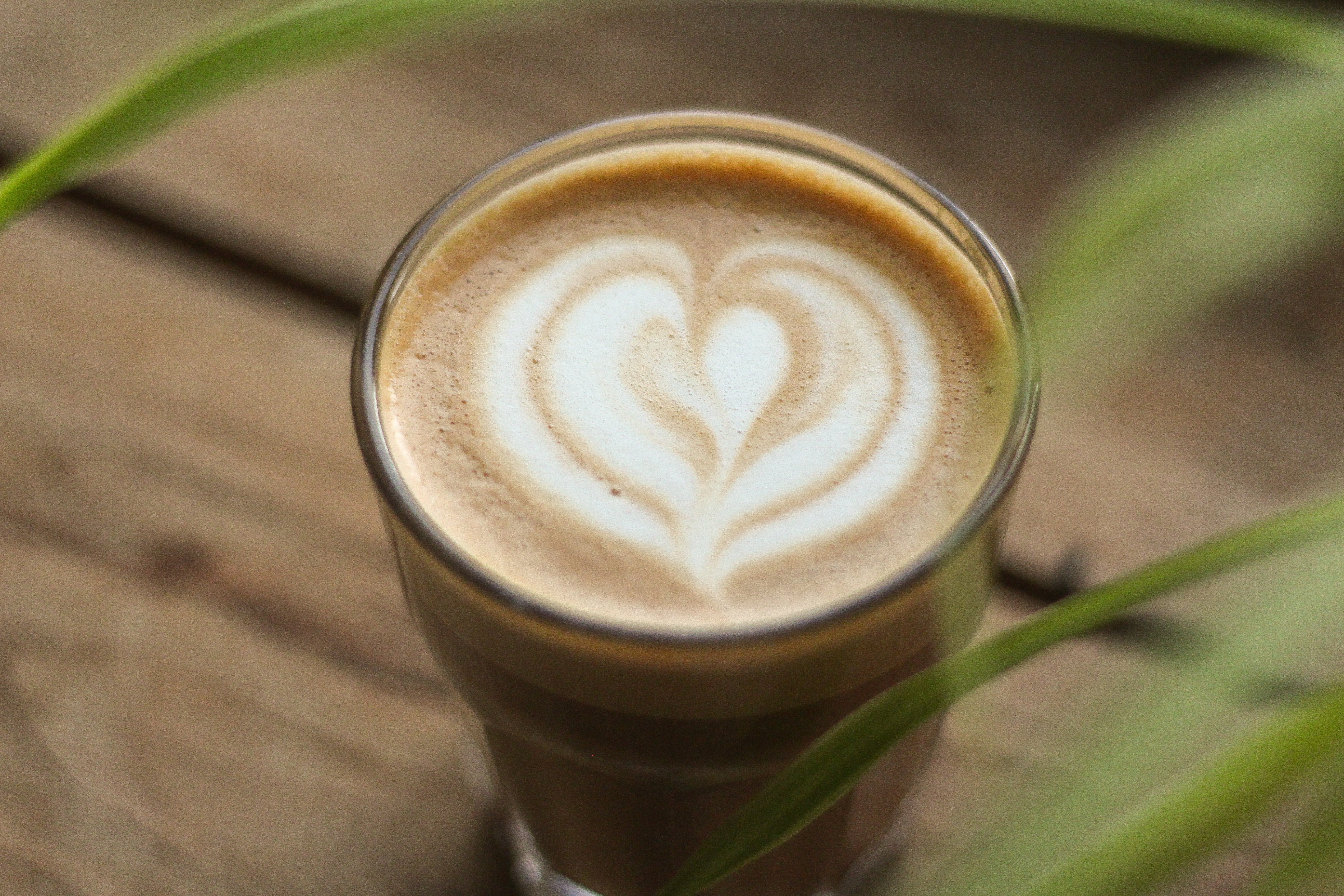 Gros plan sur un verre de dirty chai latte avec un latte art en forme de coeur