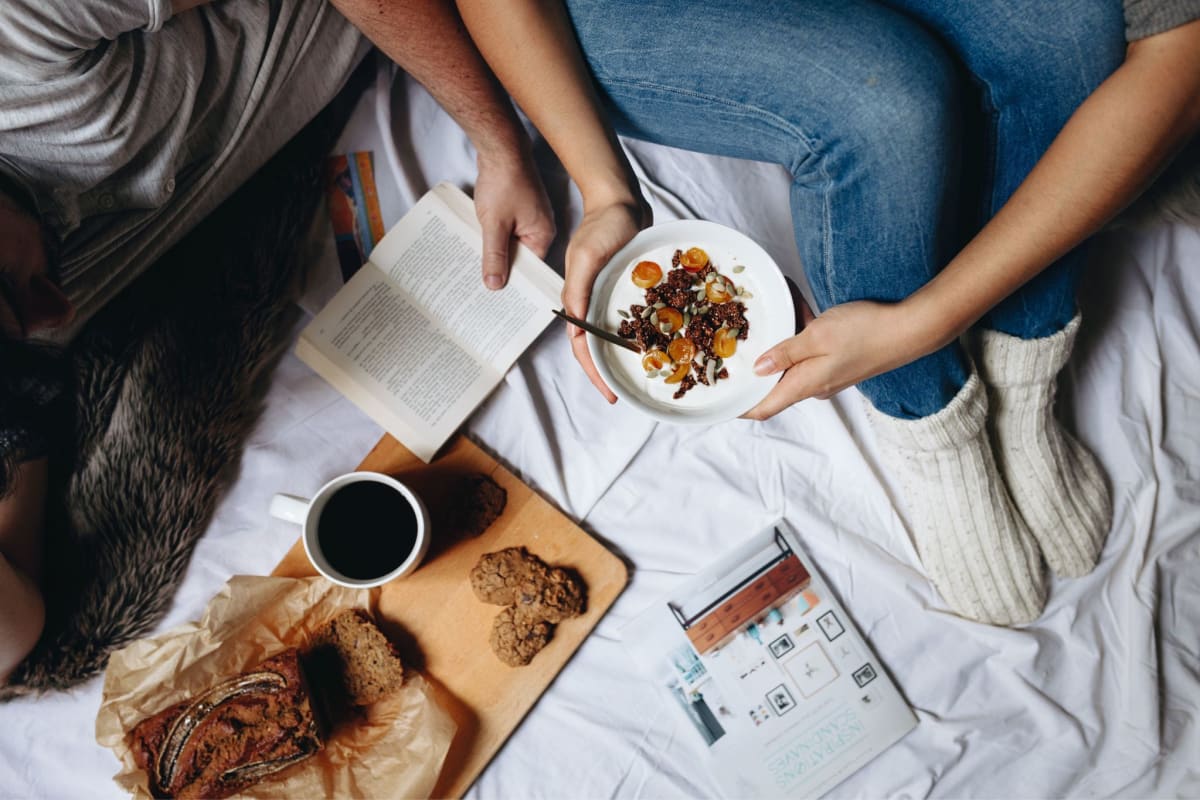 Bol de granola sain et banana bread sur une planche à découper avec un café
