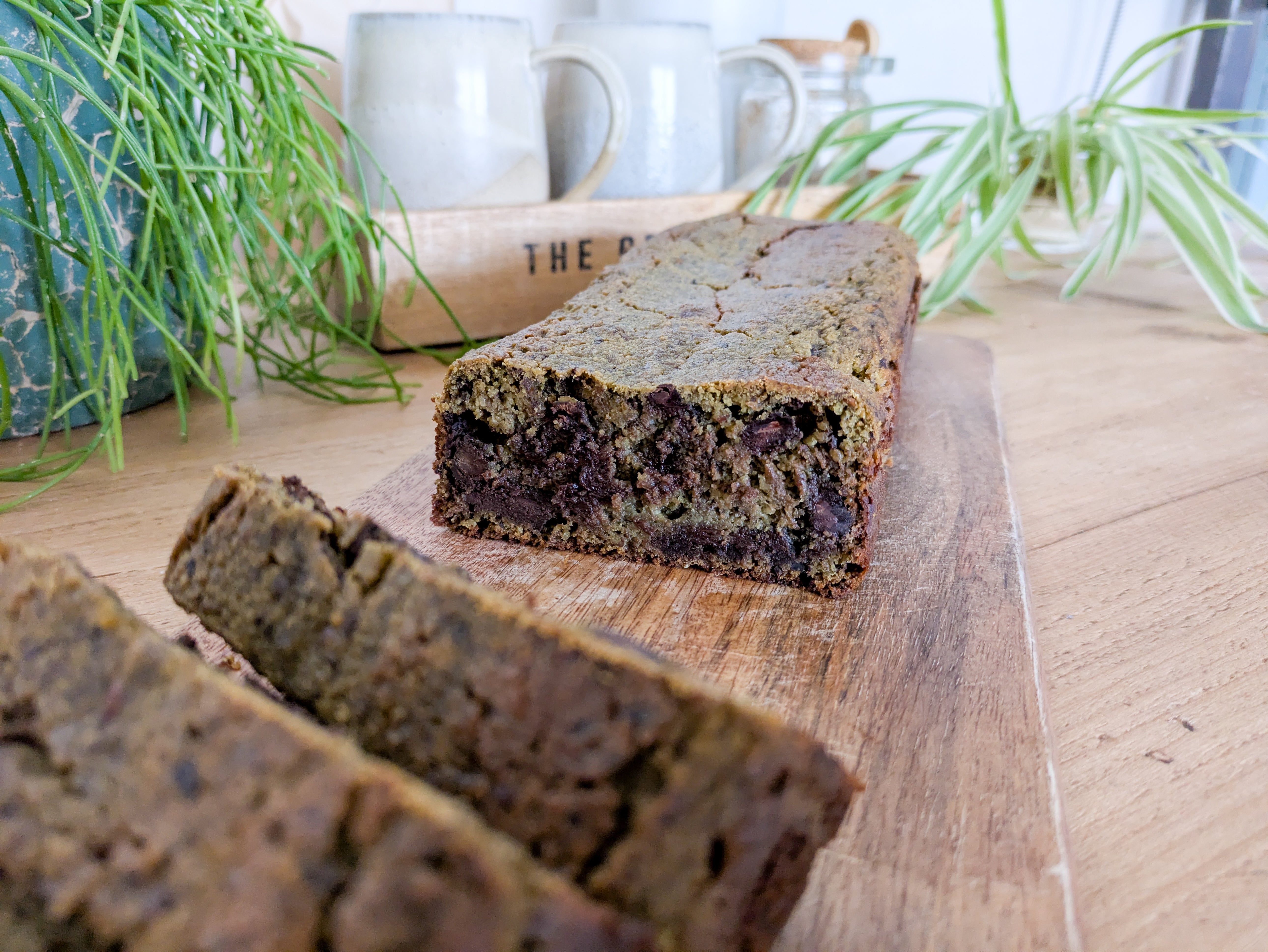 Gâteau au matcha et au chocolat sur une planche à découper