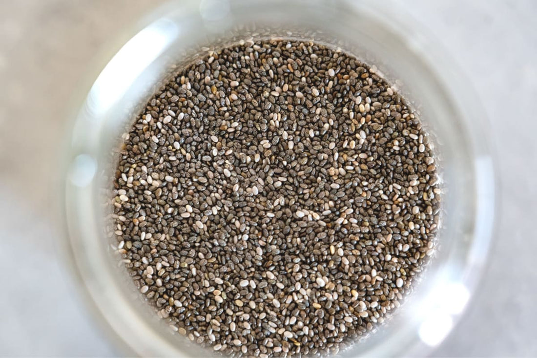 Gros plan sur des graines de chia dans un bocal