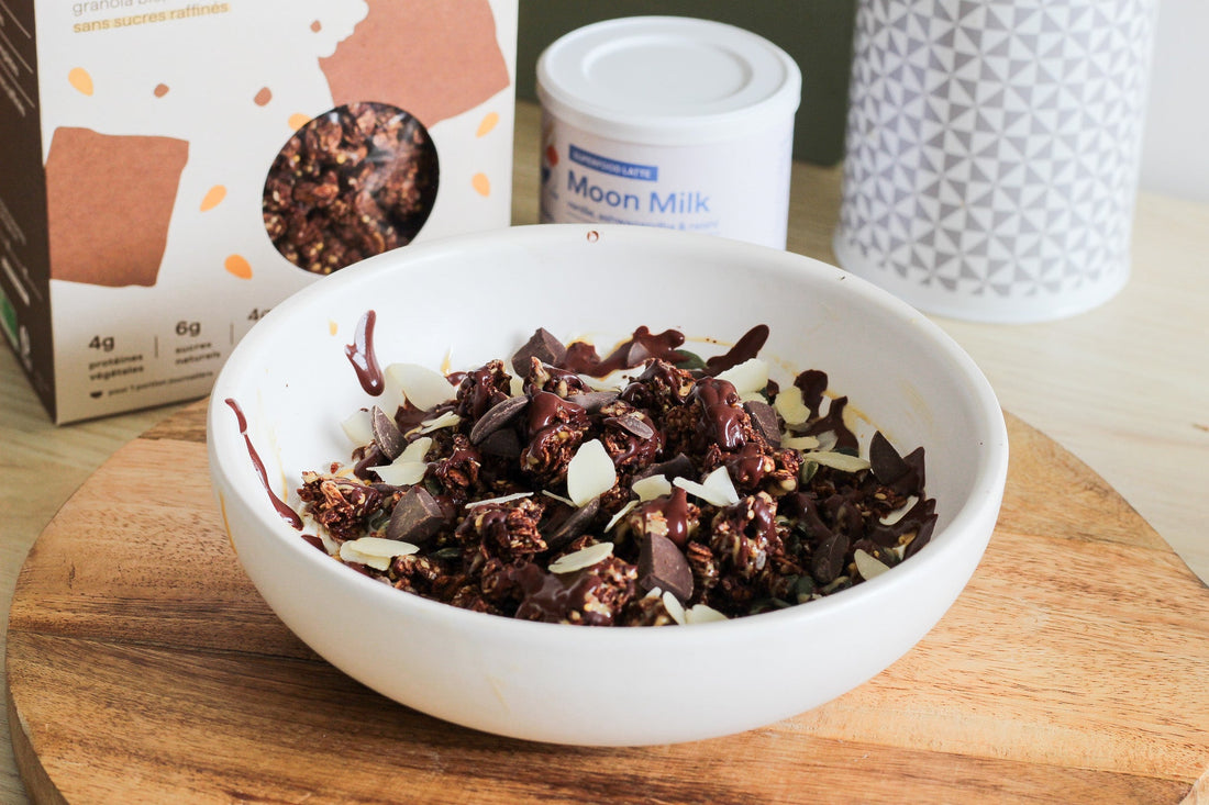 Gros plan sur un granola bowl au chocolat pour le petit-déjeuner