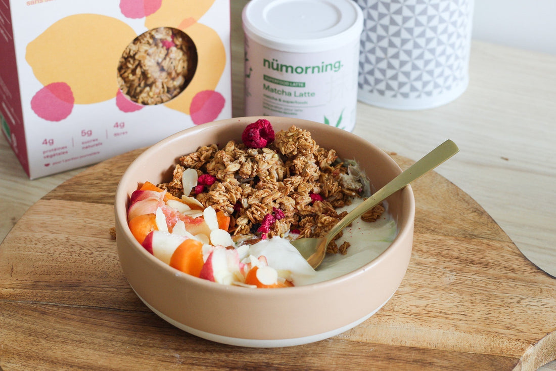 Gros plan sur un granola bowl à la pêche et à l'abricot pour le petit-déjeuner