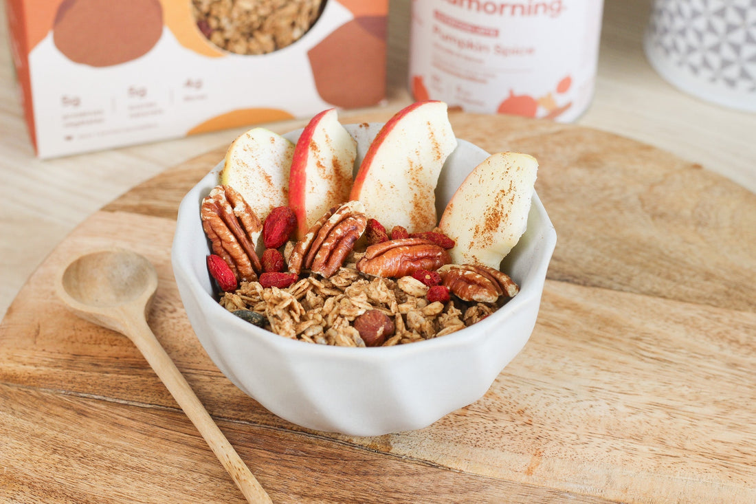 Gros plan sur un granola bowl à la pomme et à la cannelle avec des noix de pécan