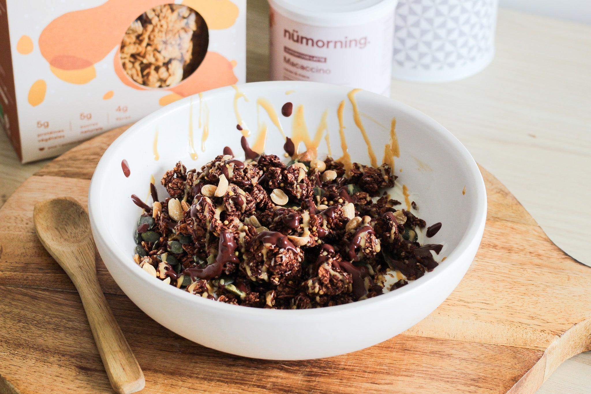 Granola bowl au chocolat et au caramel, à la manière d'un snickers maison Image