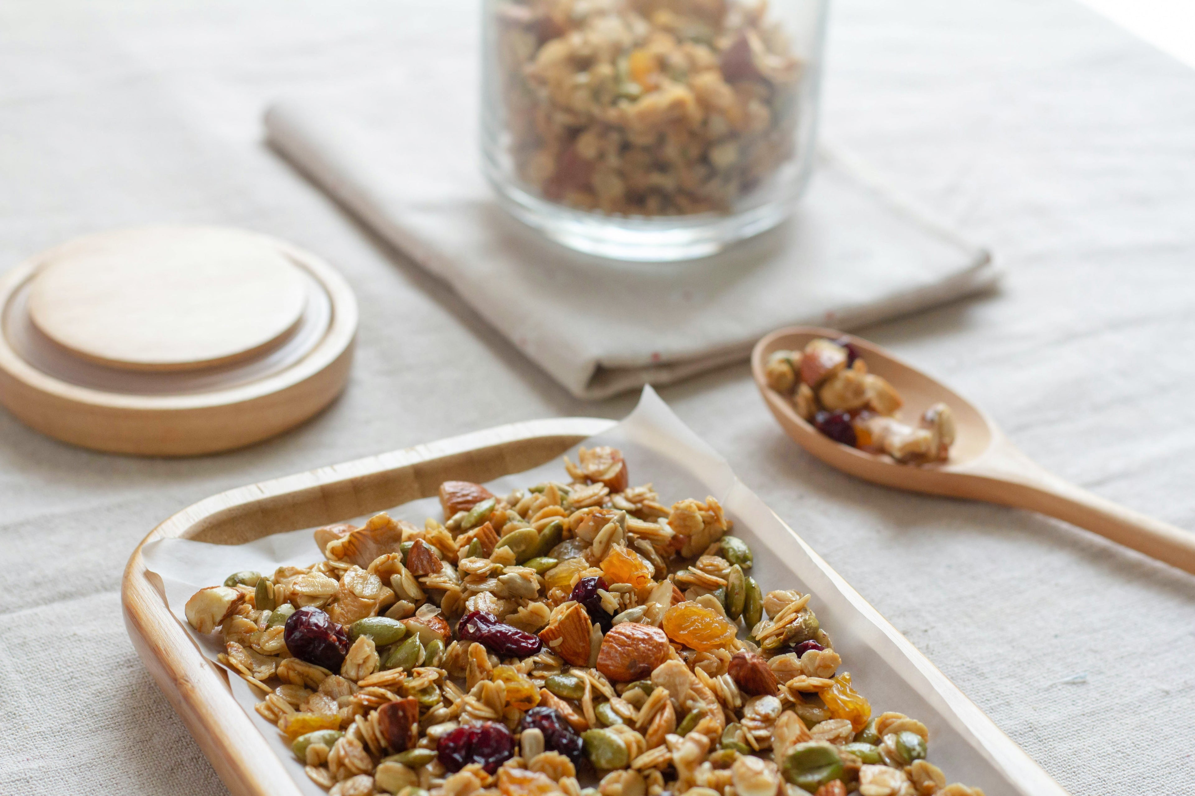 Gros plan sur une plaque de granola maison avec un bocal de granola en fond Image
