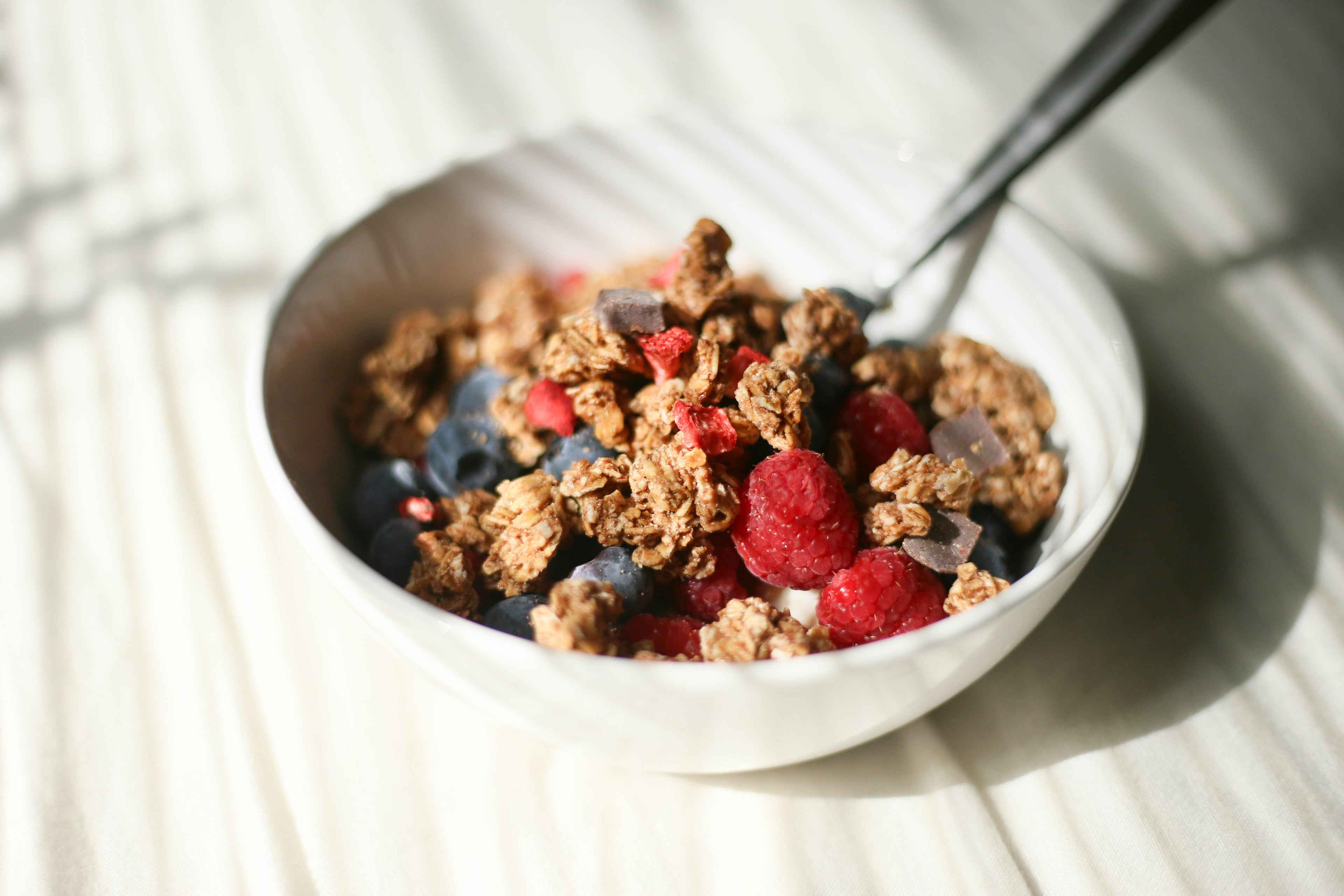 Gros plans sur un bol petit-déjeuner protéiné avec des flocons d'avoine et des fruits rouges Image