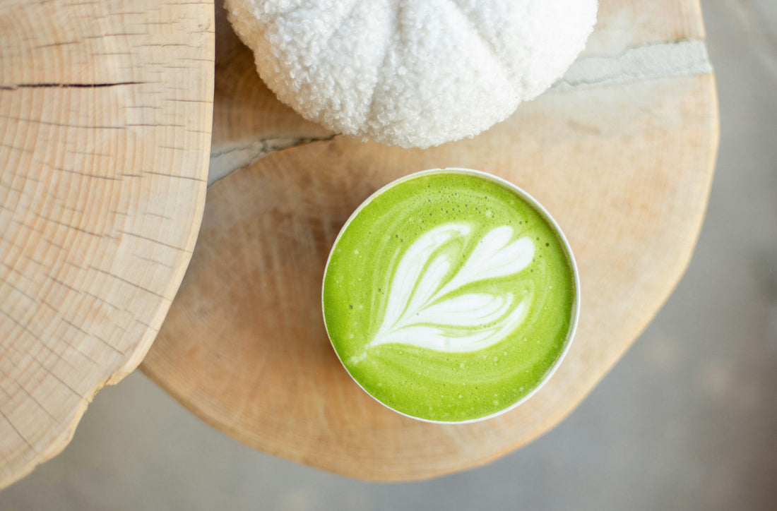 Bol de matcha latte sur une table basse en bois