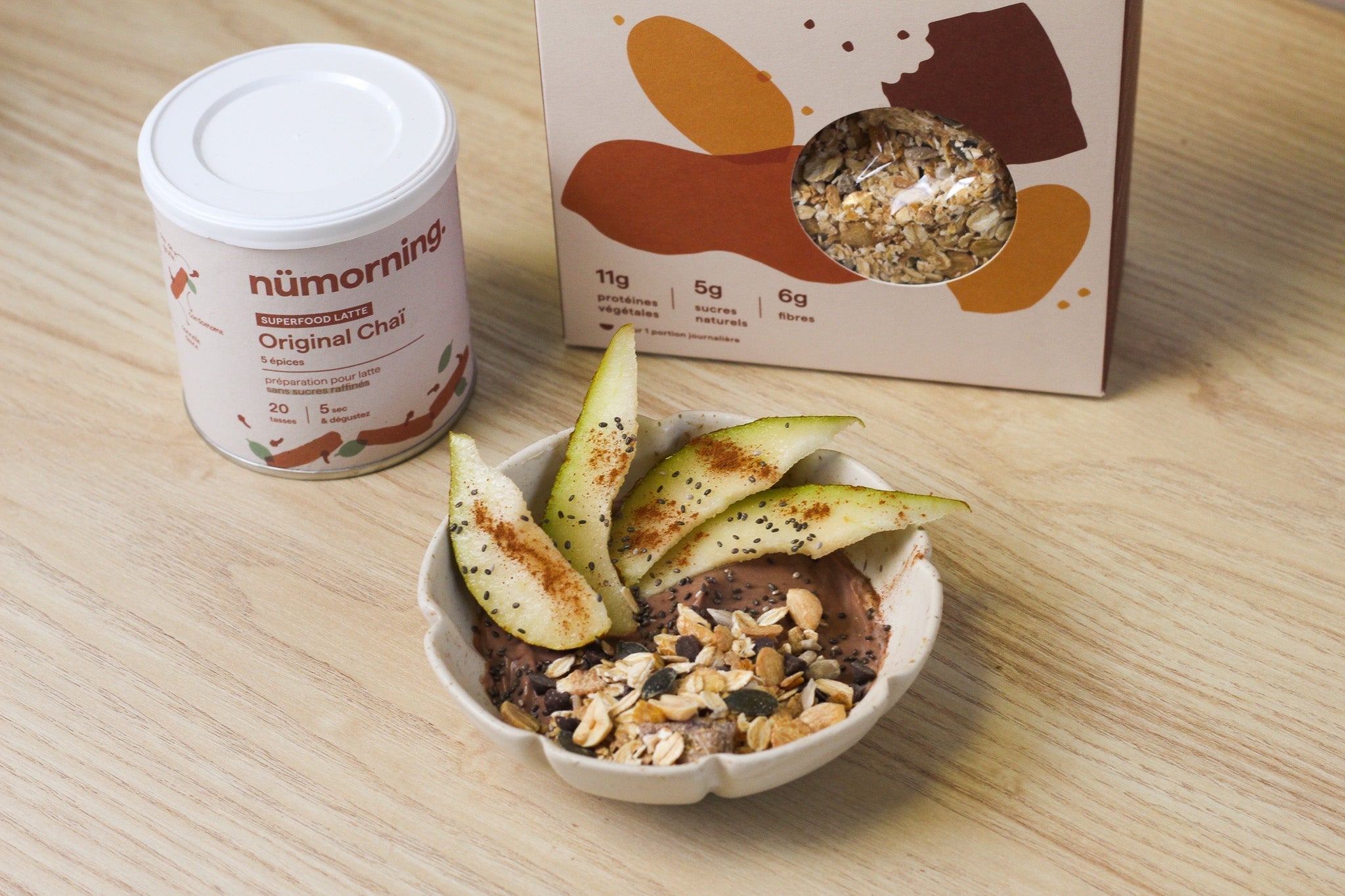 Muesli bowl au chocolat et à la poire pour le petit-déjeuner