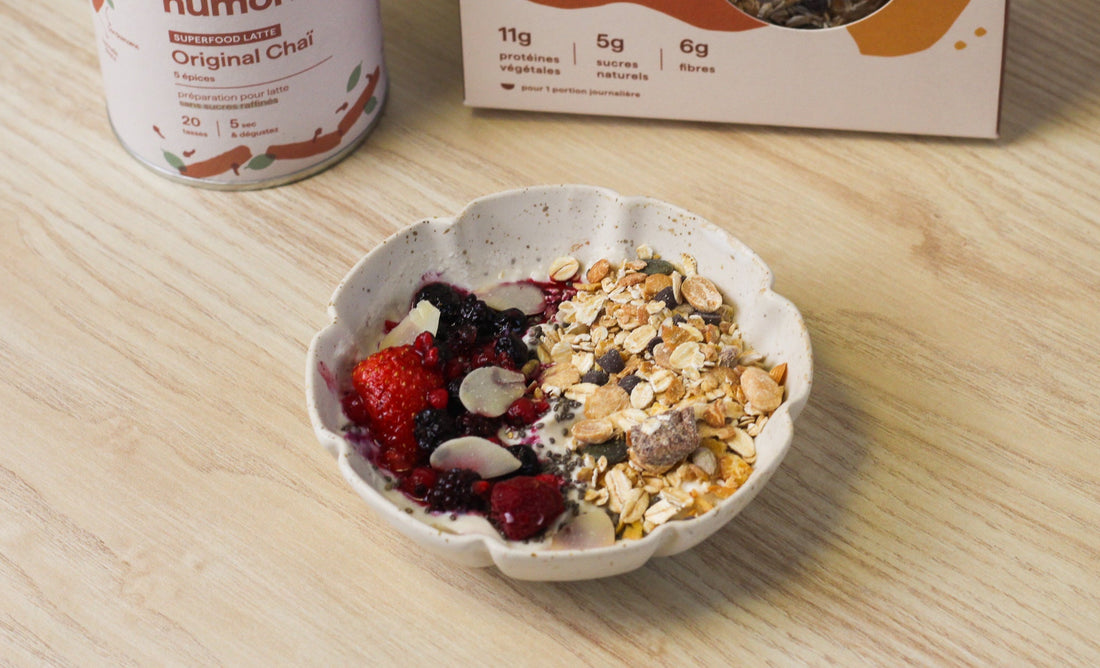 Muesli bowl aux fruits rouges avec des amandes et des graines de chia