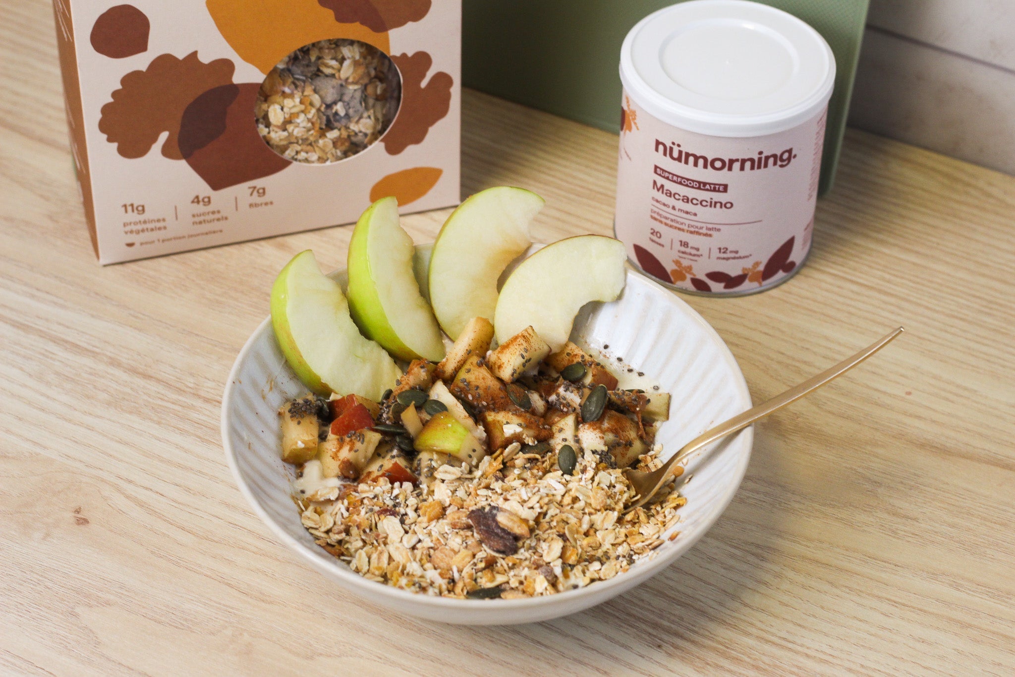 Gros plan sur un muesli bowl à la pomme et à la cannelle