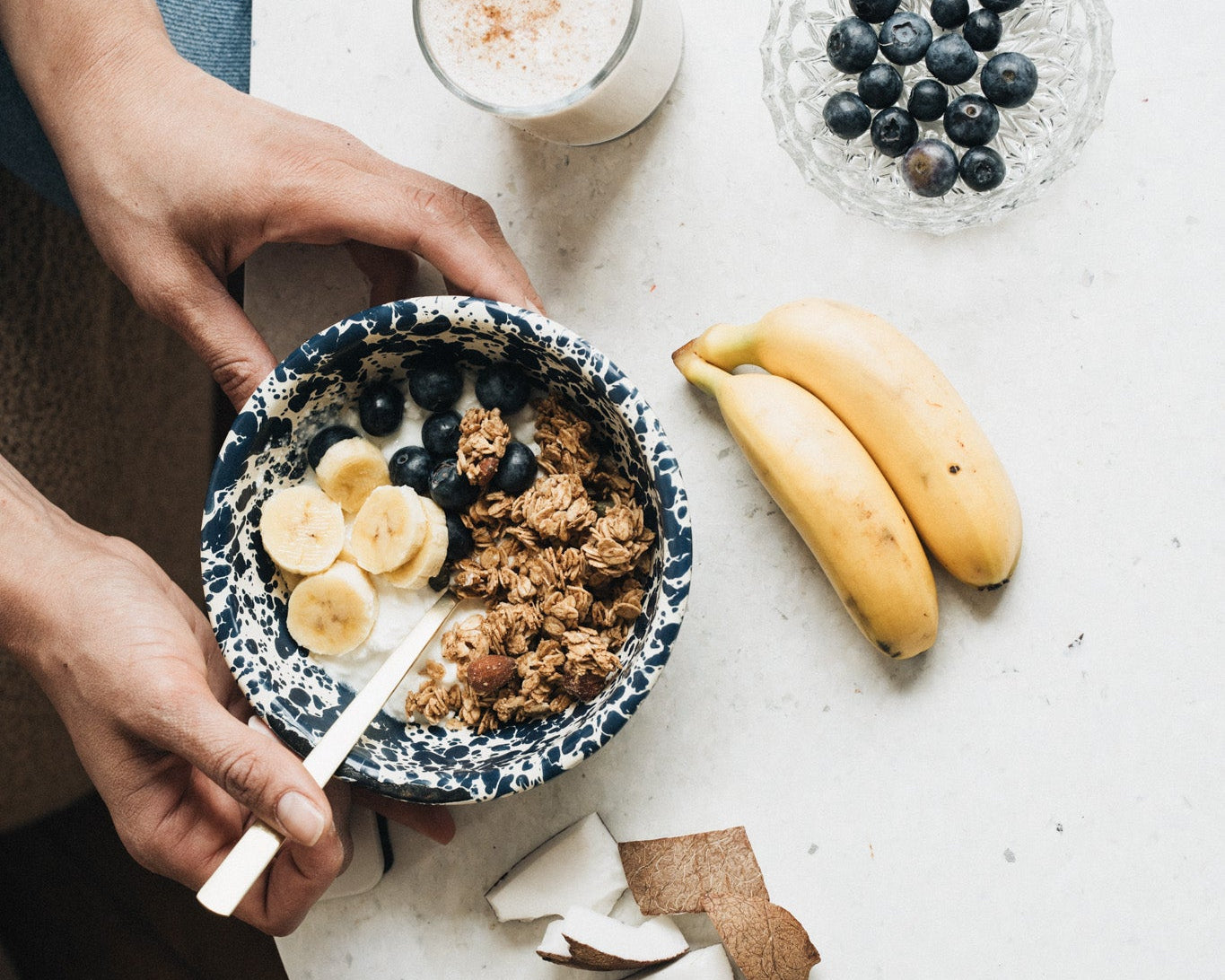 Bol de granola avec du yaourt, des myrtilles et de la banane.
