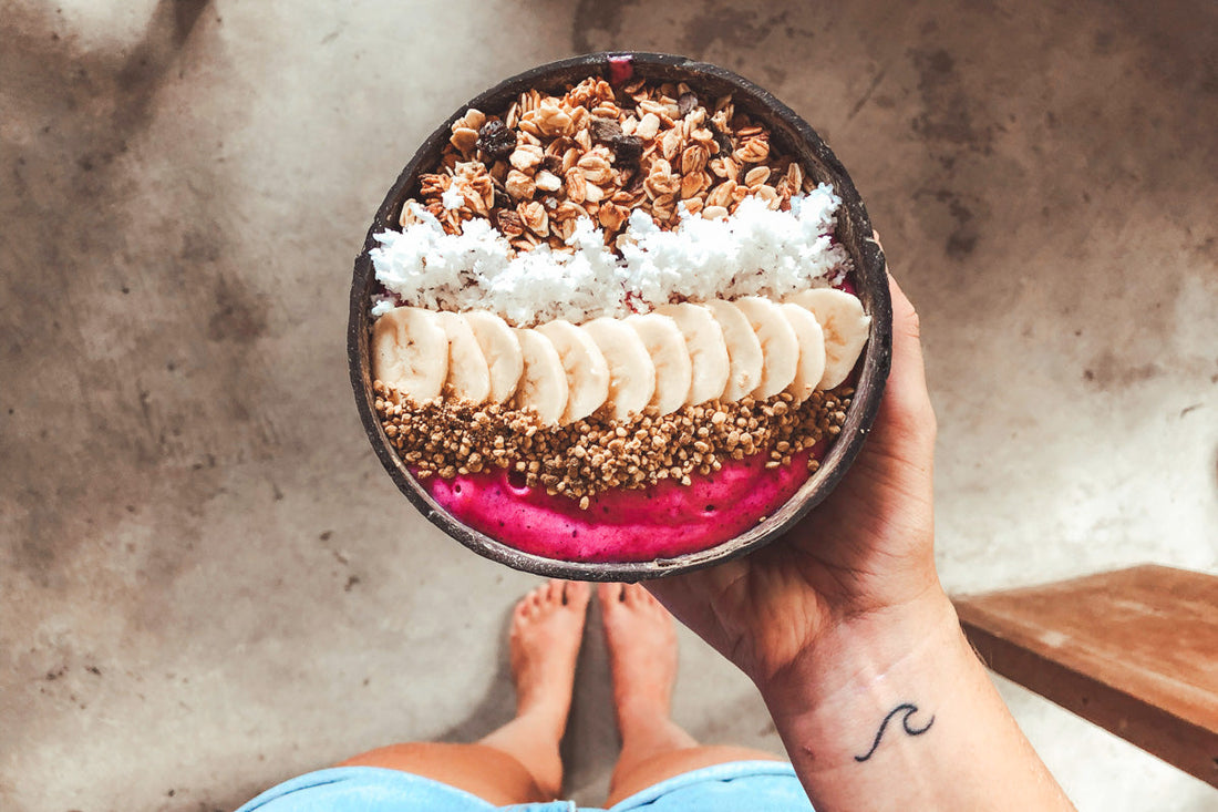 Bol de flocons d'avoine avec banane, coco et purée de fruit pour le petit-déjeuner