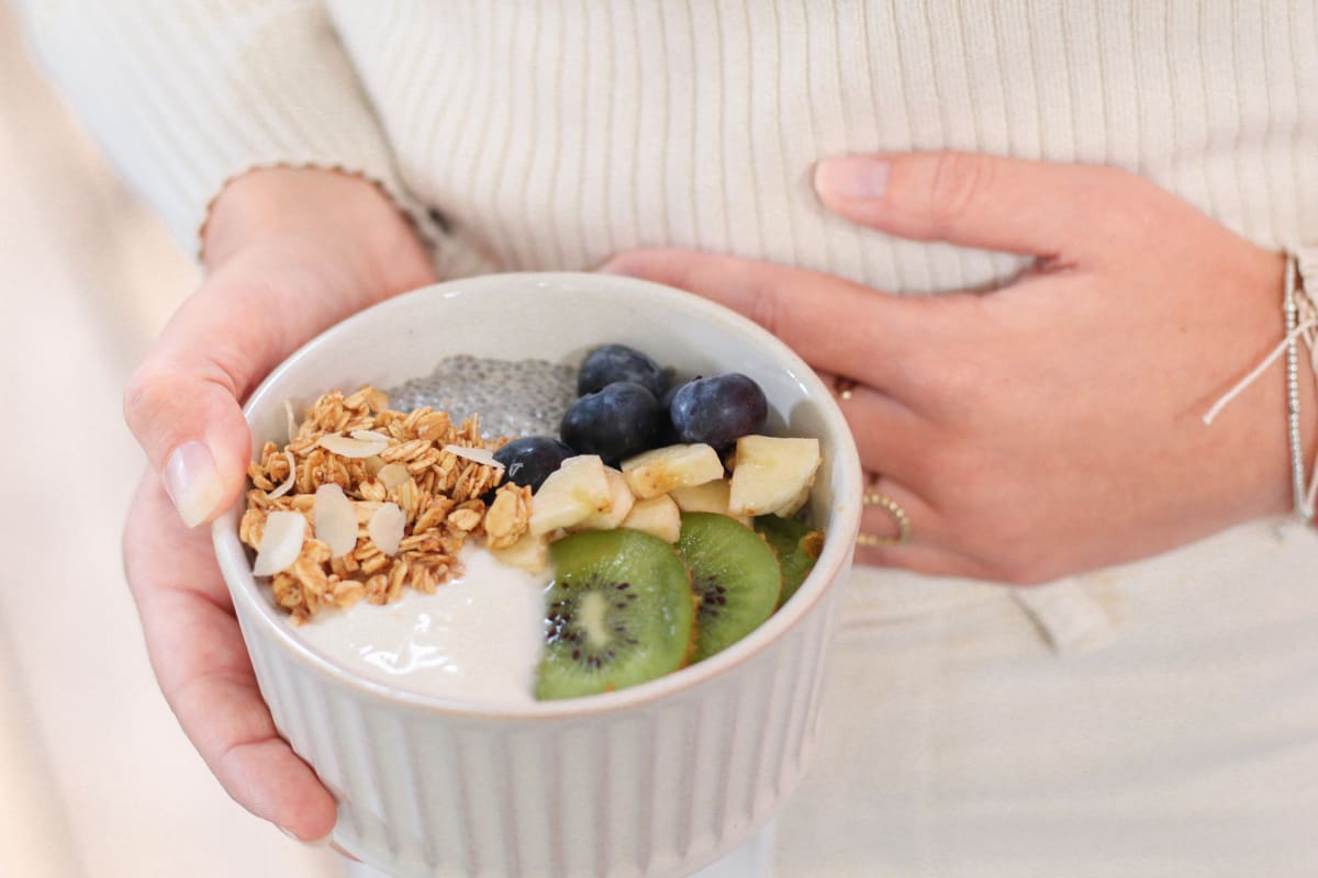 Pudding de chia avec myrtilles, granola, kiwi et banane pour bien digérer