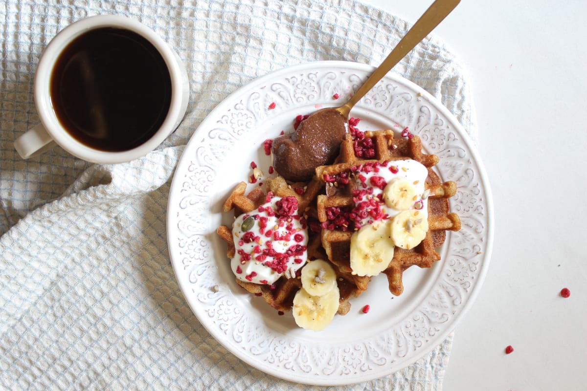 Gaufre vegan et sans gluten au petit-déjeuner, avec banane et yaourt sain Image