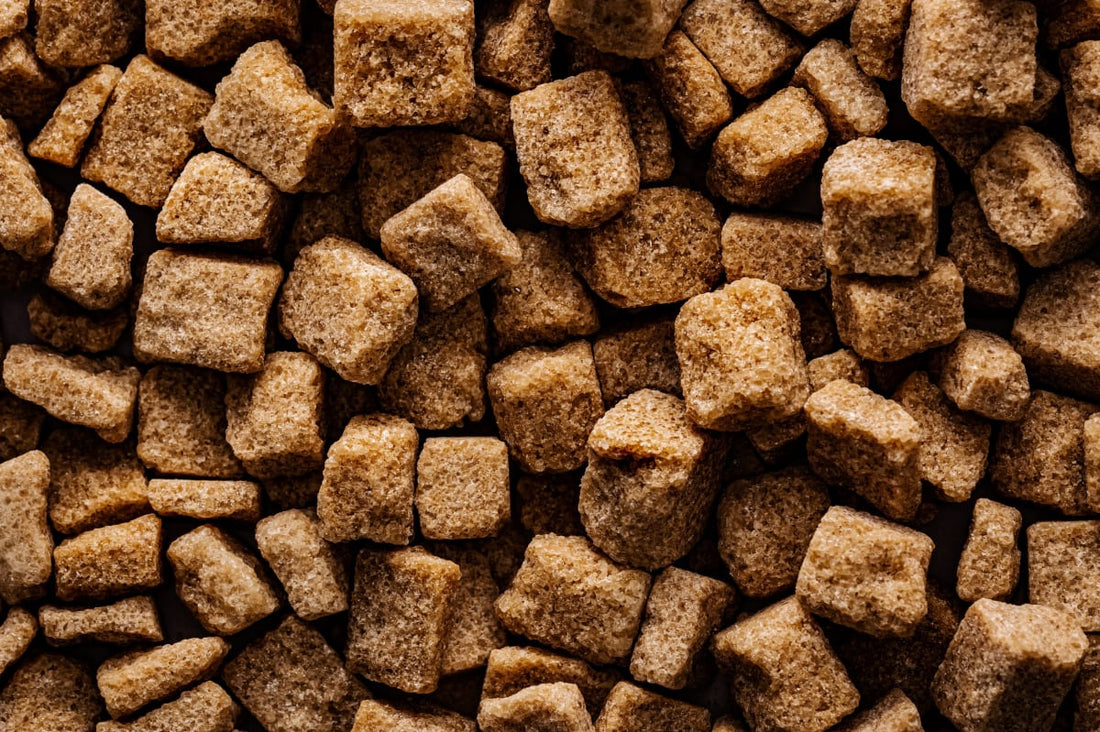 Gros plan sur des morceaux de sucre roux