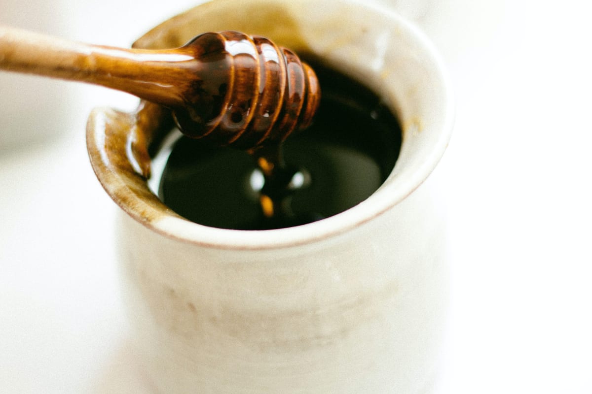 Gros plan sur un pot de miel, un sucre non raffiné