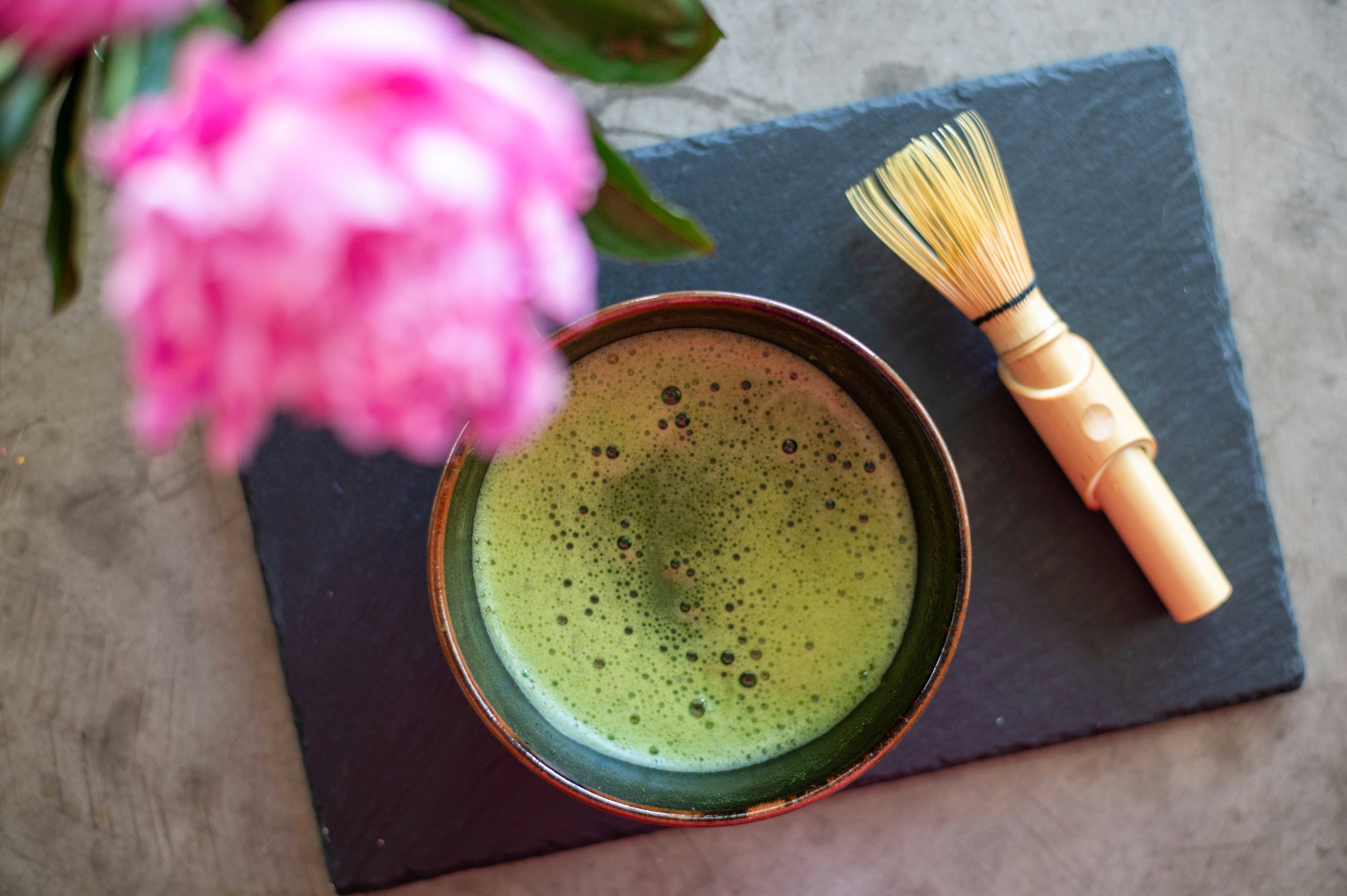 Bol de thé matcha préparé, avec un fouet en bambou (chasen) posé à côté Image