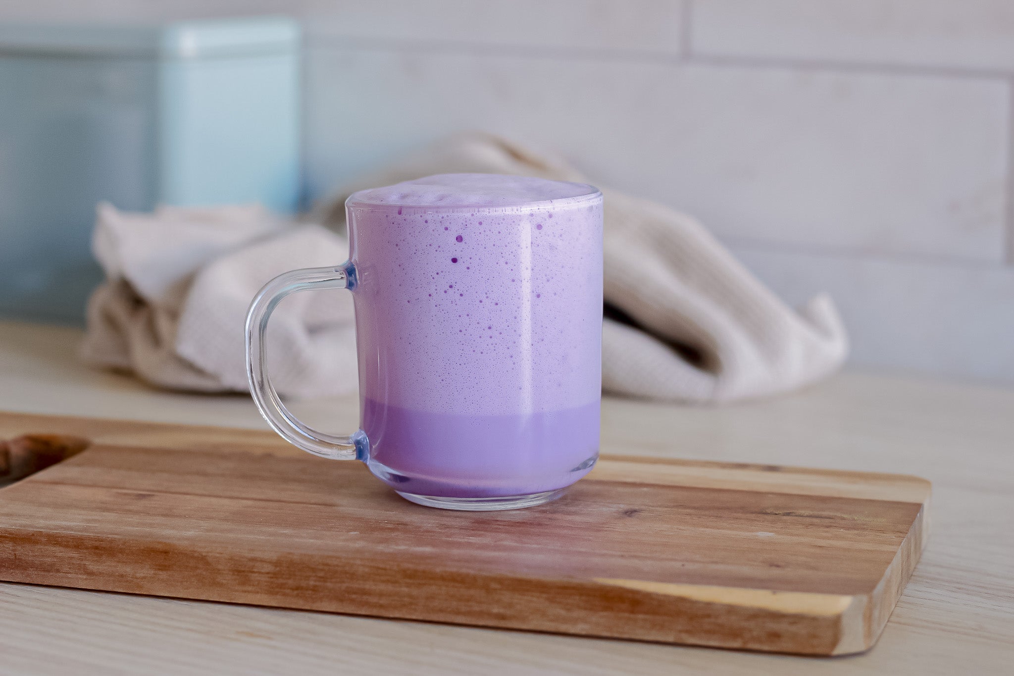 Gros plan sur un ube latte dans un verre transparent