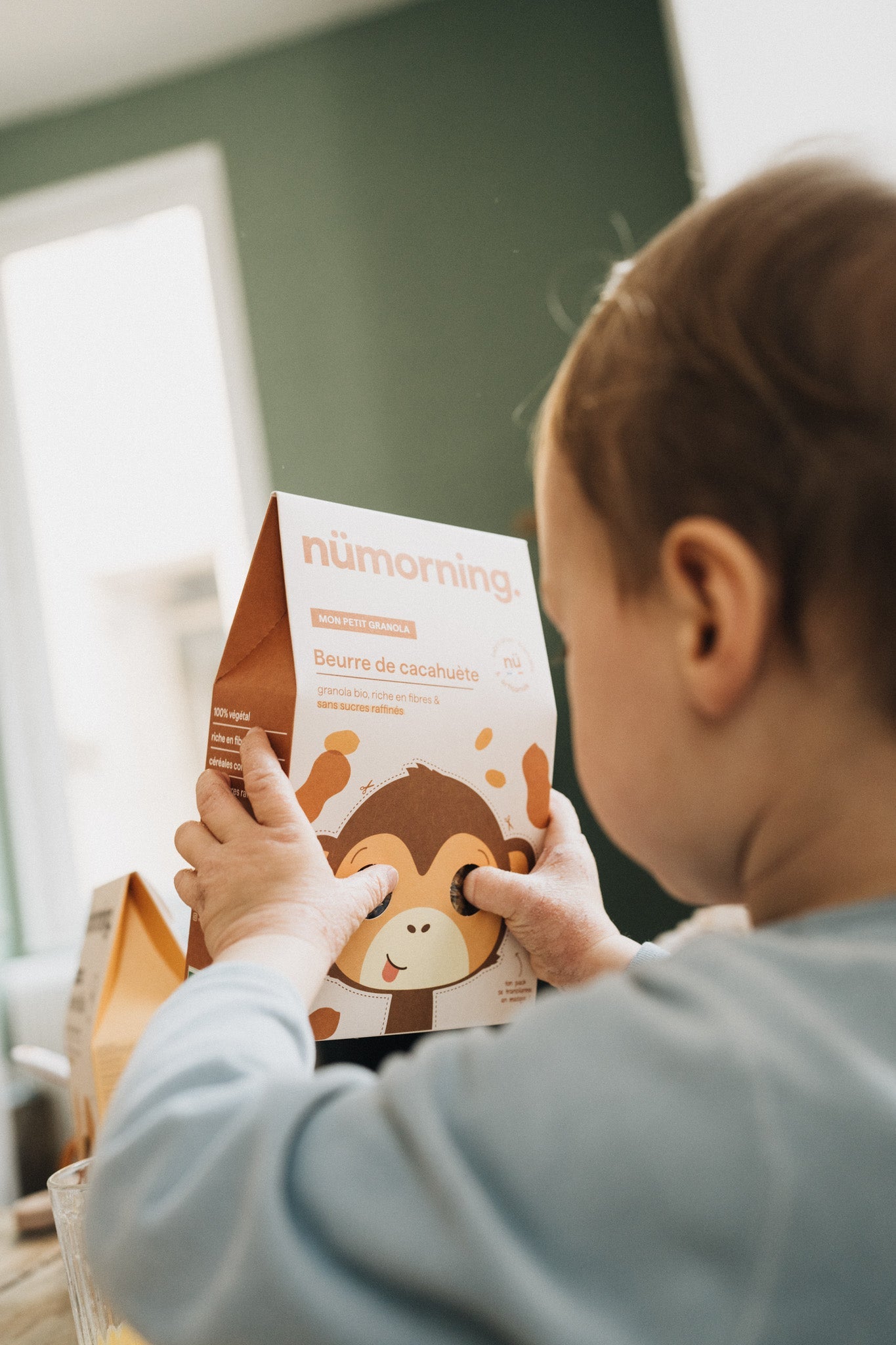 Enfant dégustant des céréales bio pour le petit-déjeuner Image