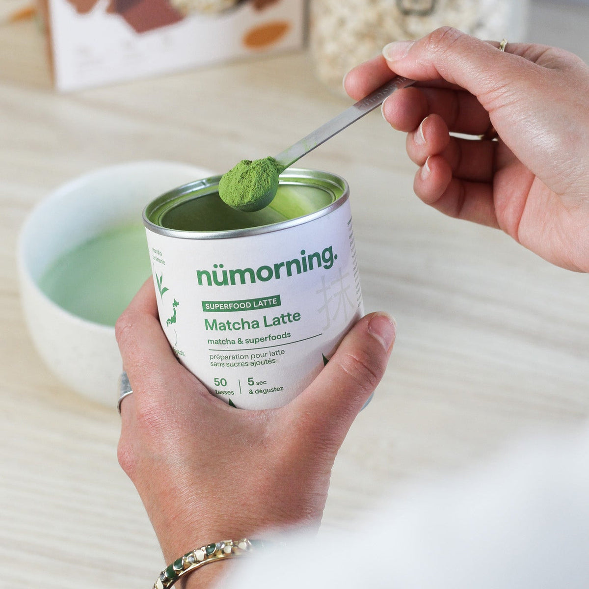 Gros plans sur un pot de thé matcha bio avec une cuillère Image