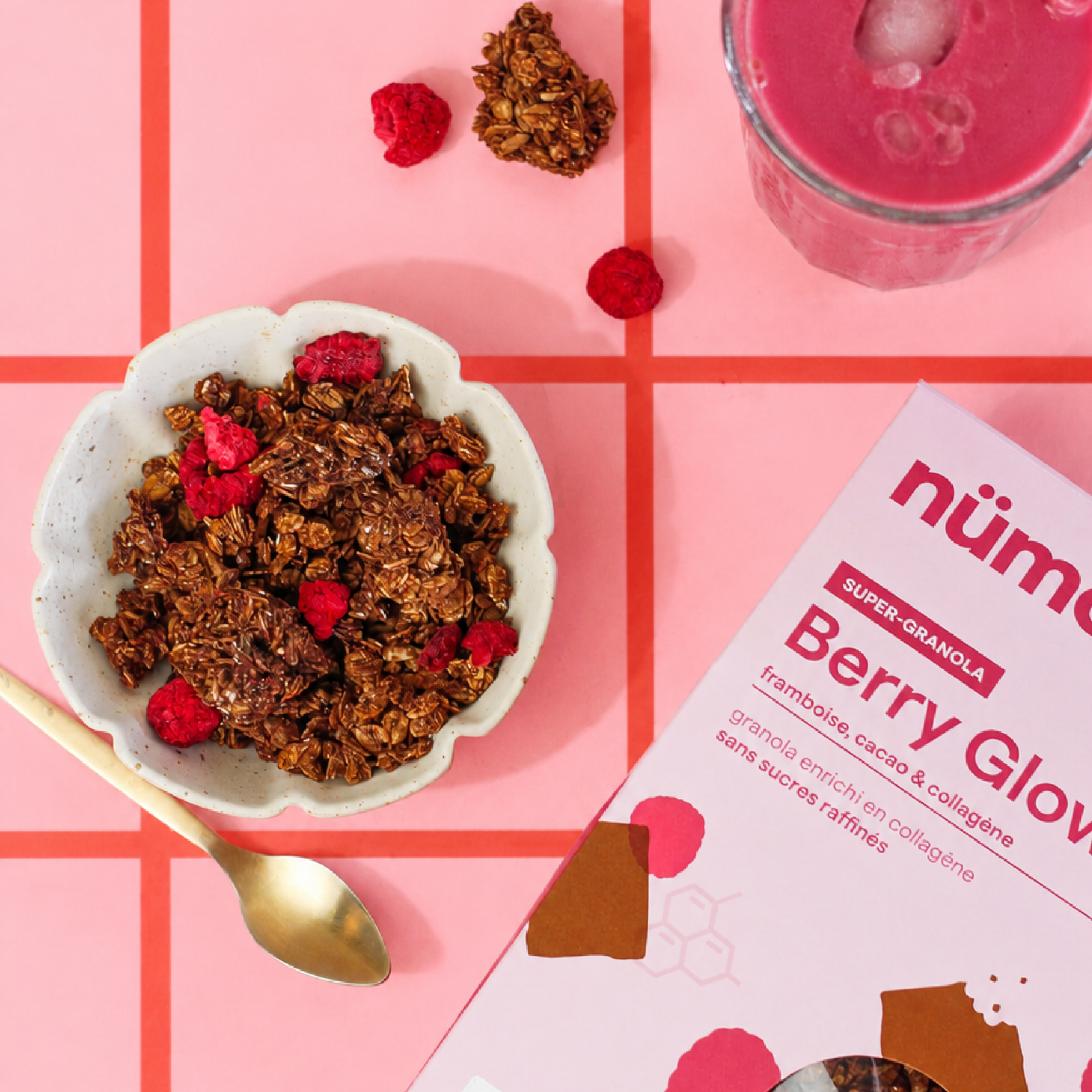 Bol de granola bio pour le petit-déjeuner, avec yaourt, fraises, myrtilles et copeaux de coco