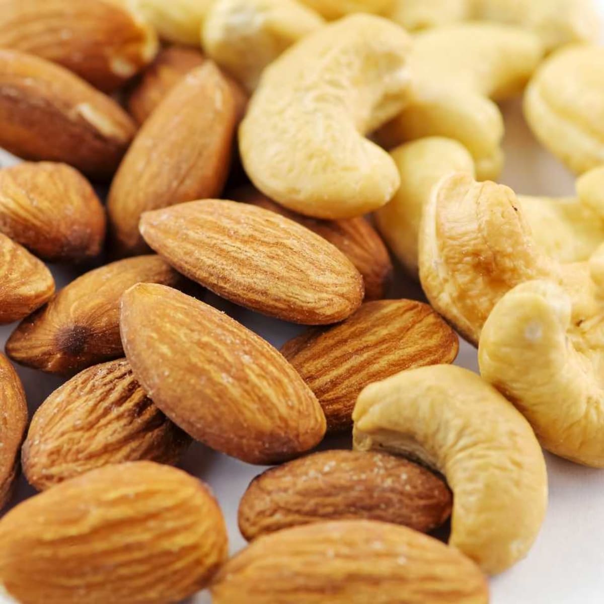 Gros plan sur des amandes et des noix de cajou