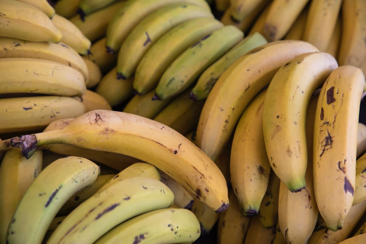 Gros plan sur des grapes de bananes, un aliment anti stress naturel