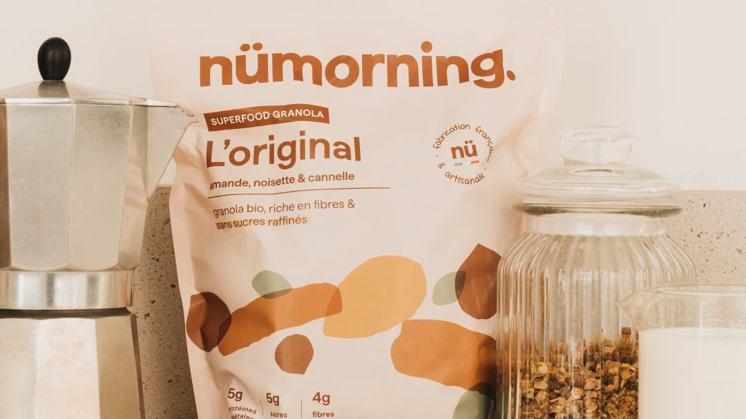 Gros plan sur un paquet de granola bio nümorning à l'amande
