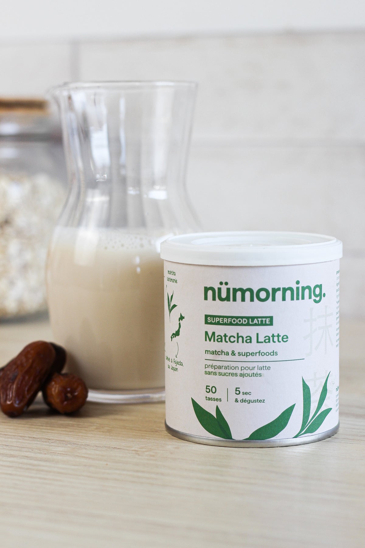 Une boite de préparation pour matcha latte bio avec du lait végétal en carafe