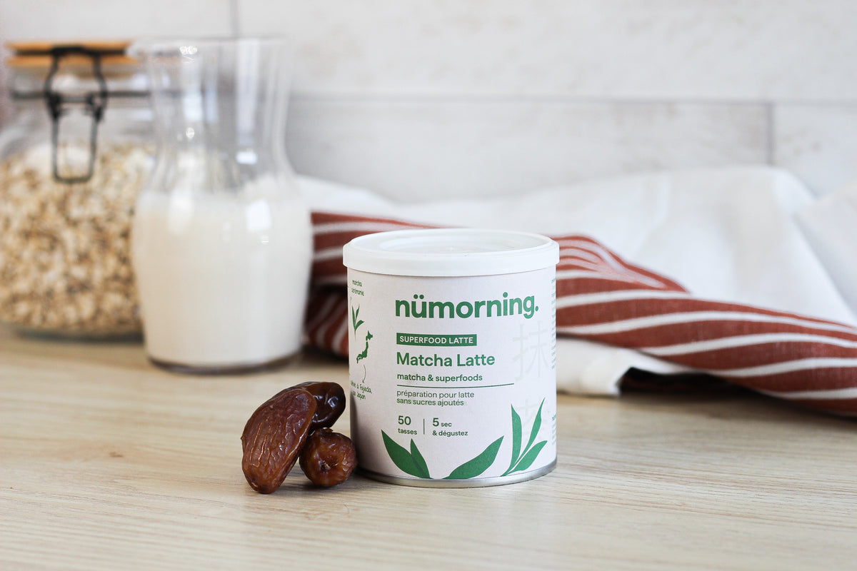 Boite de préparation pour matcha latte de la marque nümorning avec des dattes et une carafe de lait