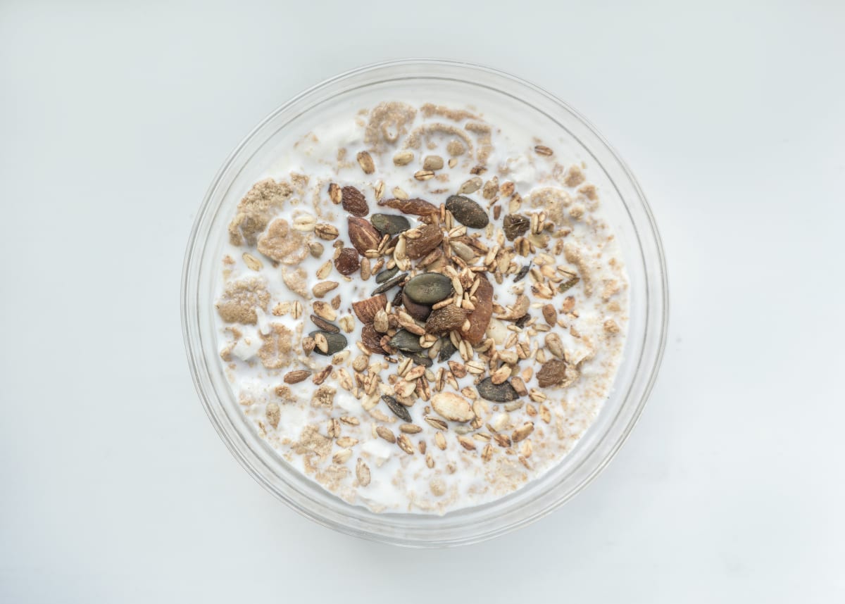 Bol de céréales complètes avec des aliments anti stress naturels comme des graines et des amandes